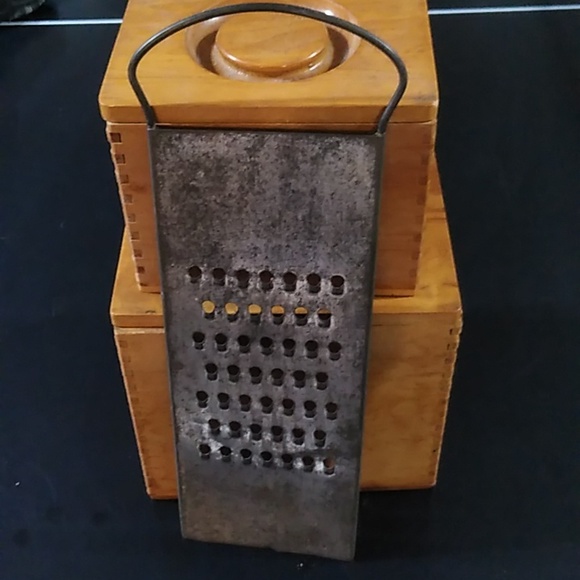 Vintage Metal flat grater / Farmhouse Decor / Primitive Kitchen Decoration - Picture 3 of 6